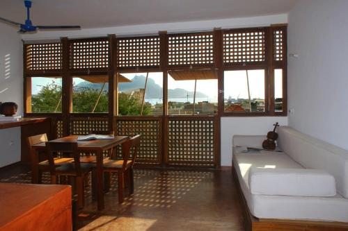明德卢Paz Apartment的客厅配有桌子、沙发和窗户。