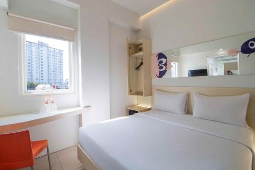 泗水Cleo Tunjungan的卧室配有白色的床和窗户。