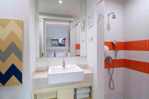 泗水Cleo Tunjungan的一间带水槽和镜子的浴室