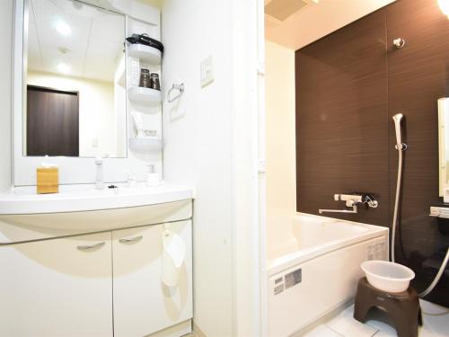 冈山Regariain - Vacation STAY 84627的浴室配有盥洗盆、卫生间和浴缸。