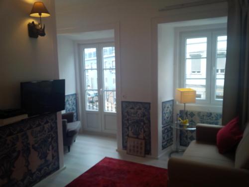 里斯本哥斯达城堡公寓的一间带两扇门和电视的客厅