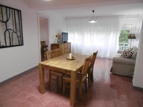 塔拉戈纳Apartament Tarracoliva的客厅配有餐桌和椅子