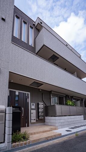 大阪震雲マンション105的侧边设有阳台的砖屋