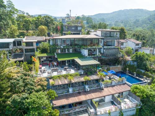 康提泽瓦酒店的享有带游泳池的房屋的空中景致