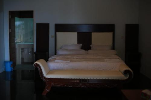 Pulau MansuarAmoryg Resort and Dive Raja Ampat的一间卧室配有一张床,其中配有长凳