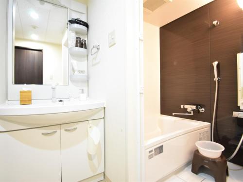 冈山Regariain - Vacation STAY 85013的浴室配有盥洗盆、卫生间和浴缸。