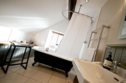 Westow斯达林紫杉树乡村民宿的带浴缸和盥洗盆的浴室