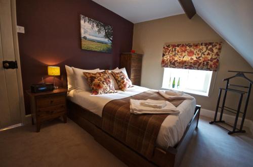 Westow斯达林紫杉树乡村民宿的一间卧室设有一张大床和一个窗户。