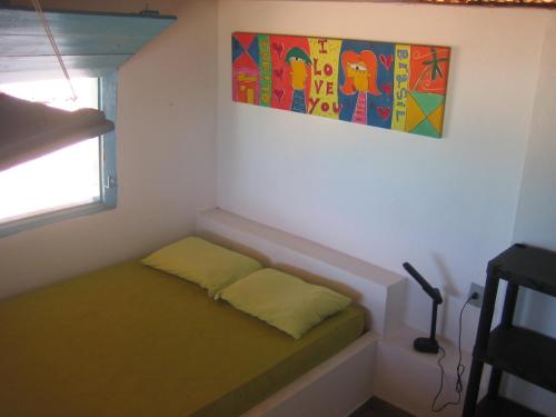 皮帕Casa do amor的小房间设有床和窗户