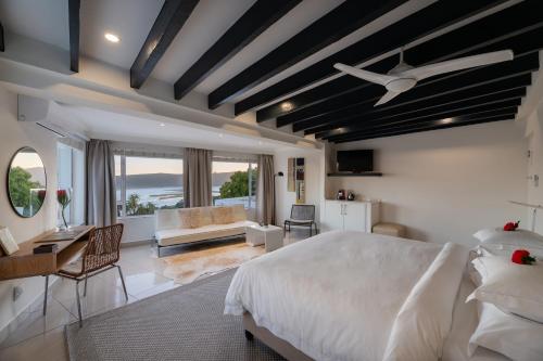 克尼斯纳Villa Afrikana Guest Suites by Knysna Paradise Collection的卧室配有一张白色大床和一张书桌