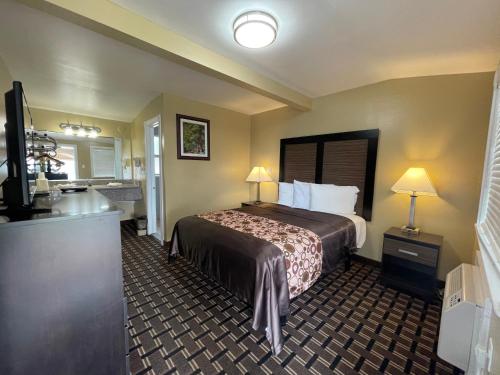 南太浩湖比佛利旅馆的一间酒店客房 - 带一张床和一间浴室