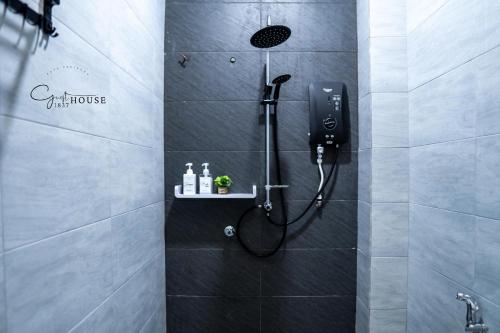 哥打巴鲁1837 Guest House @ Kota Bharu, WiFi Netflix的带淋浴的浴室,墙上配有电话