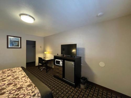 南太浩湖比佛利旅馆的配有一张床和一台平面电视的酒店客房