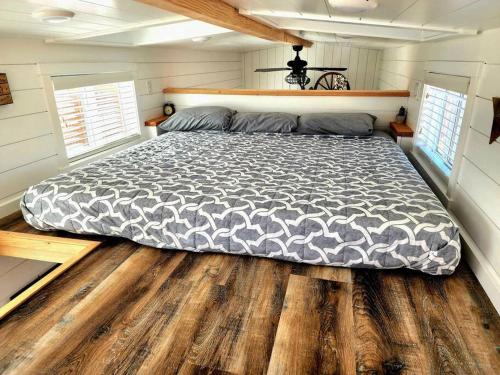 Apple ValleyRomantic Tiny home with private deck的卧室中间的一张大床