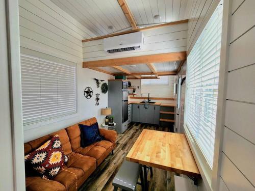 Apple ValleyRomantic Tiny home with private deck的客厅配有沙发和桌子
