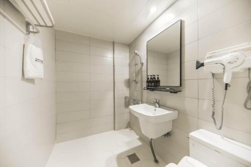丽水市Hotel Yeosu Yam Hakdong的白色的浴室设有水槽和镜子