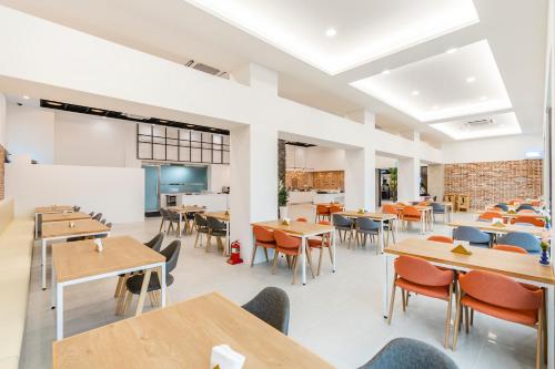 济州市Hallim Resort的配有木桌和桌椅的餐厅