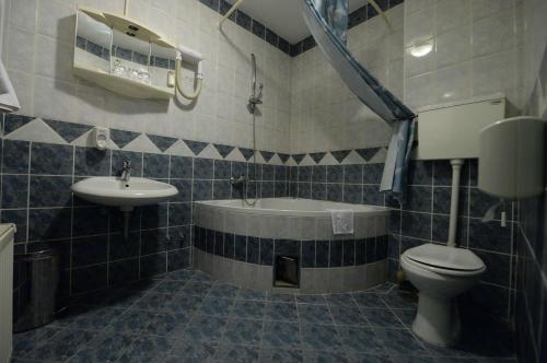 贝尔格莱德斯罗斯酒店的带浴缸、卫生间和盥洗盆的浴室
