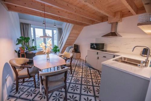Hem't Pekelhuis - Vakantiehuisje op boerderij Huize Blokland的厨房以及带桌椅的用餐室。