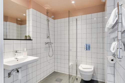 马尔默Forenom Aparthotel Malmö Varvsstaden的浴室配有卫生间、盥洗盆和淋浴。