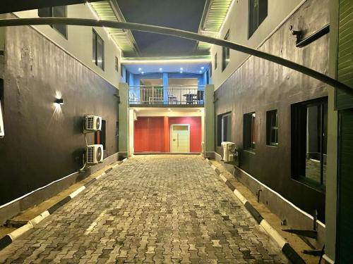 哈科特港QARAS HOUSE 3 HOTELS的建筑中空无一人的走廊,有门