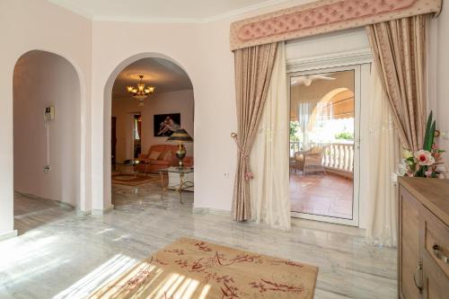 克萨达城Villa Mopsi的客厅设有通往客厅的开放式门