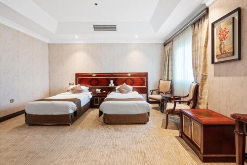 多哈主席酒店的酒店客房配有两张床和一张书桌