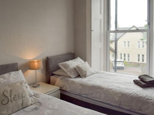 艾尔Charlotte Street的一间卧室设有两张床和窗户。
