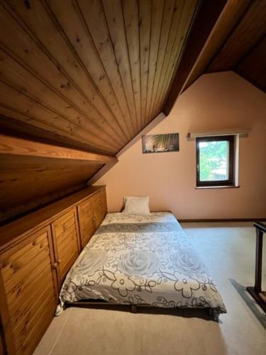 Sint-Gillis-WaasPanoramic Bungalow Sint Gillis-Waas的木天花板的客房内的一张床位