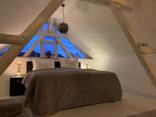 ElsterheideAltes Gewölbe mit Sauna und Whirlpool im Außenbereich的一间卧室设有一张大床和大窗户