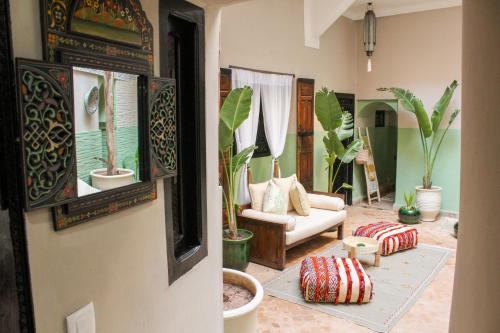 马拉喀什里亚德阿姆拉酒店的一间客厅,里面种满了盆栽植物