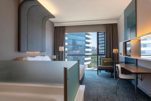 马普托马普托丽笙酒店的配有一张床和一张书桌的酒店客房