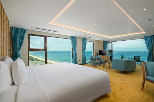 绥和市Sala Grand TuyHoa Hotel的一间带大床的卧室,享有海景