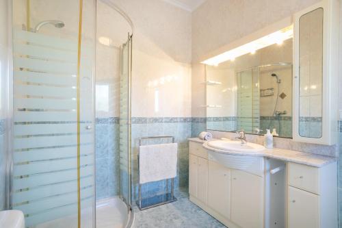 克萨达城Villa Mopsi的一间带水槽和淋浴的浴室