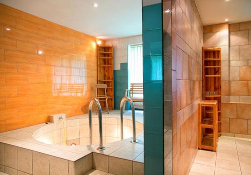贝斯基德地区苏哈蒙提斯酒店的一间带浴缸的浴室