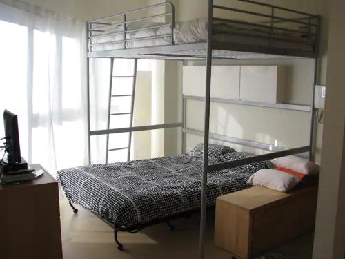 塞拉内华达Precioso apartamento a pie de pista en Sierra Nevada的一间卧室配有两张双层床和电视