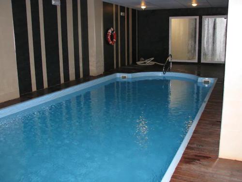 塞拉内华达Precioso apartamento a pie de pista en Sierra Nevada的大楼里的一个大型蓝色游泳池