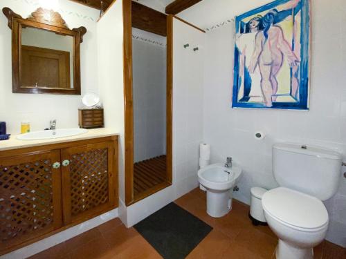 阿尔内斯Cal Manso的浴室配有卫生间、盥洗盆和淋浴。