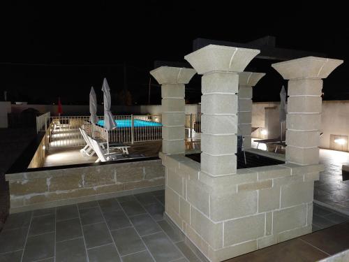 塔维亚诺Villa Silvia Luxury Residence的享有游泳池的夜间景致