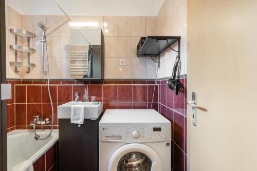 布达佩斯Green Lush Apartment的一间带洗衣机和水槽的浴室