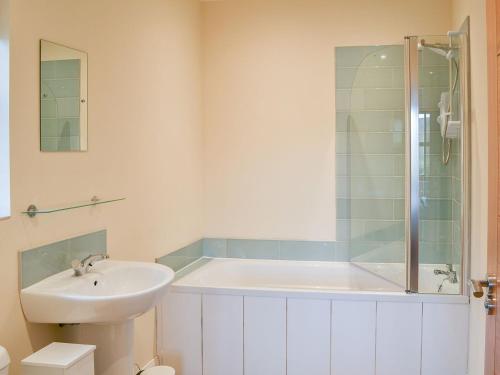 EdlinghamQuails Nest的带浴缸、水槽和淋浴的浴室