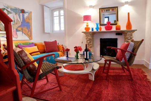 菲盖拉-达福什Vila Branca Guesthouse - Palacete的客厅配有沙发和桌子