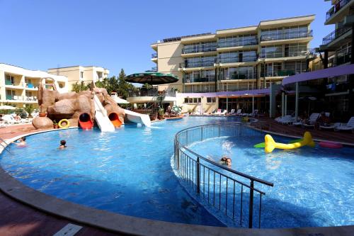 阳光海滩晴天俱乐部酒店的一座大型游泳池,里面有人
