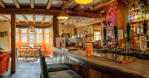 亨利因阿登The White Swan Hotel Bar & Restaurant的酒吧里设有木台的酒吧