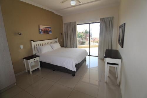 乌旺戈海滩Saints View Resort Unit 9的一间卧室设有一张床和一个大窗户
