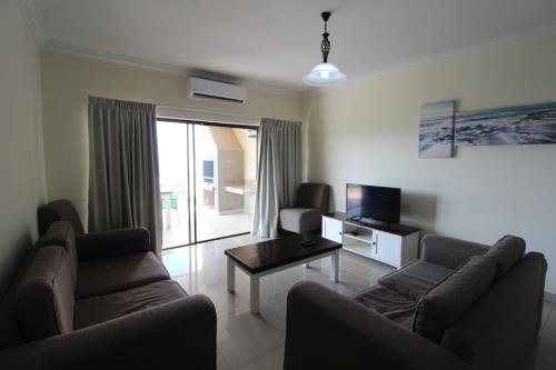 乌旺戈海滩Saints View Resort Unit 12的客厅配有两张沙发和一台电视
