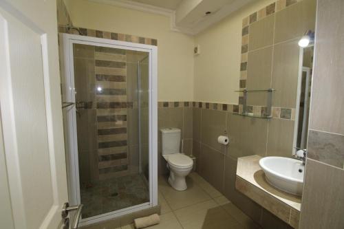 乌旺戈海滩Saints View Resort Unit 13的带淋浴、卫生间和盥洗盆的浴室