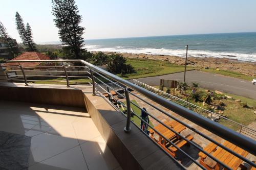 乌旺戈海滩Saints View Resort Unit 14的站在一个海景阳台上的人