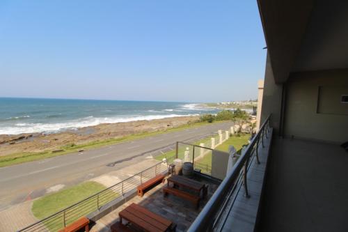 乌旺戈海滩Saints View Resort Unit 16的大楼的阳台享有海景。