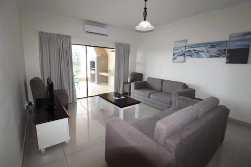 乌旺戈海滩Saints View Resort Unit 21的客厅配有沙发和电视。